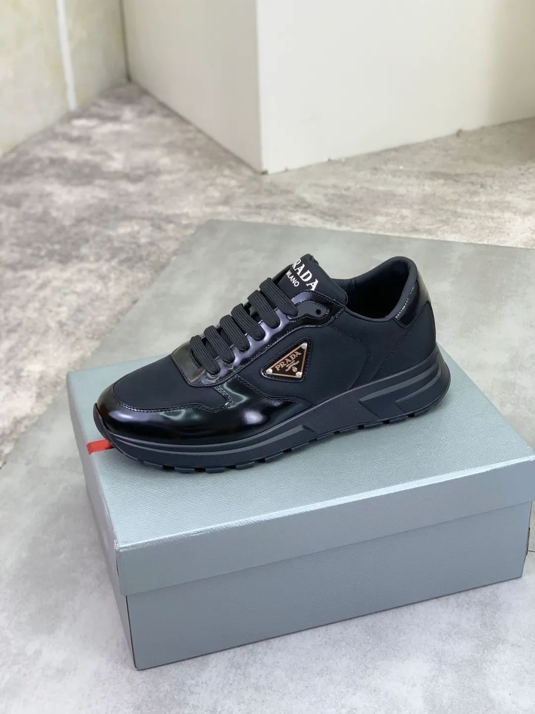 Men's shoes 💰P540 new (higher version) new PRADA (Prada) classic models are on the market at the same time, new men's shoes, 😘fabrics are selected from original imported calfskin. First layer of imported cowhide lining. The original version is awesome! 👍🏿Original open-molded non-slip PU outsole, with exquisite lines, simple and elegant, super comfortable and classy on foot, suitable for leisure travel. Code number: 38-45 (46 customized) 2️⃣ colors available